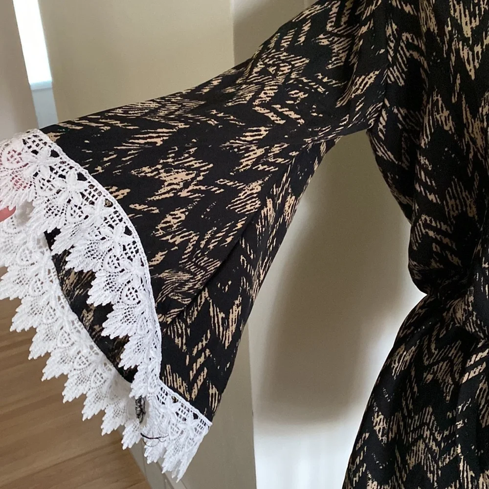 NWOT Romper with lace trim on sleeves - Picture 3 of 5